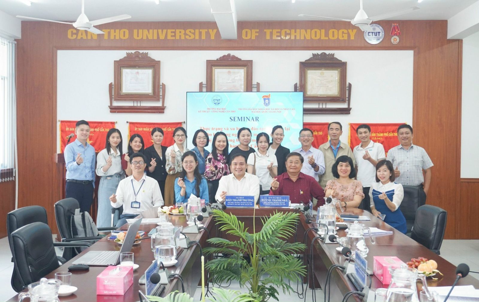 TỌA ĐÀM KHOA HỌC “THỰC TRẠNG ĐÀO TẠO, ĐÀO TẠO LẠI CHO LAO ĐỘNG BỊ ẢNH HƯỞNG DO ĐỔI MỚI CÔNG NGHỆ CỦA NGÀNH DỆT MAY VÀ DA GIÀY TẠI VIỆT NAM HIỆN NAY”